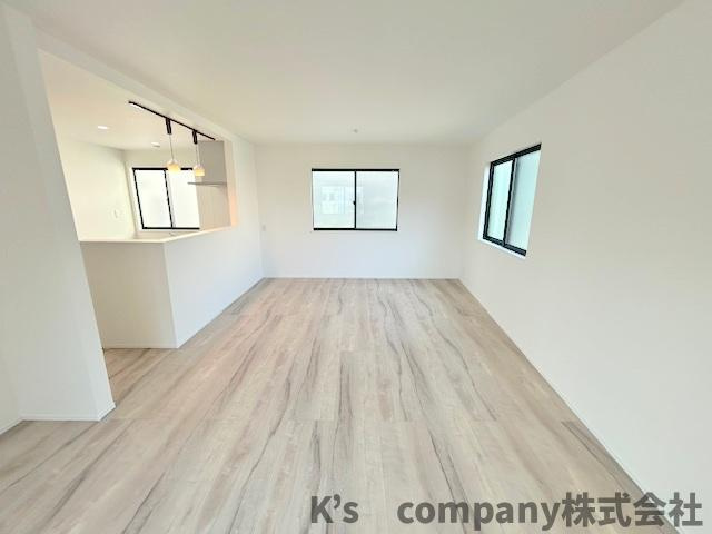 茅ヶ崎市円蔵2丁目　新築戸建　2号棟の居間・リビング|リビングにいるご家族を感じながらお料理ができるカウンターキッチン☆