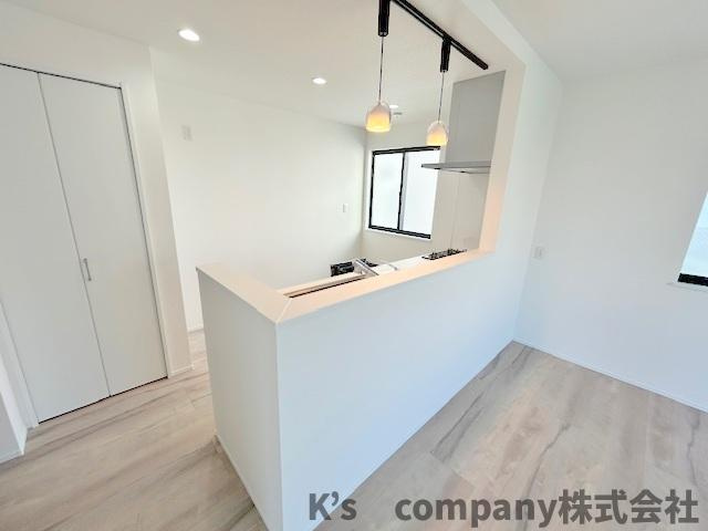 茅ヶ崎市円蔵2丁目　新築戸建　2号棟のキッチン|おしゃれなペンダントライト付きのカウンタ―キッチン☆