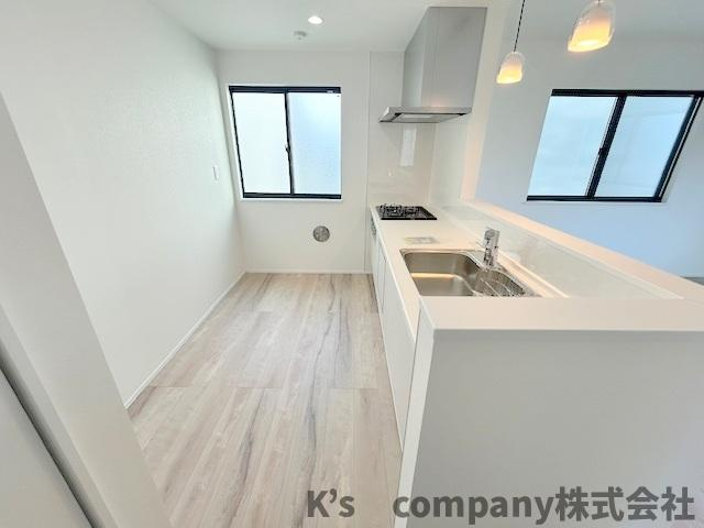 茅ヶ崎市円蔵2丁目　新築戸建　2号棟のキッチン|キッチンの背面には食器棚を置くスペースがあります☆