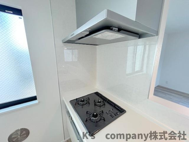 茅ヶ崎市円蔵2丁目　新築戸建　2号棟のキッチン|三口ガスコンロでお料理の幅が広がります◇