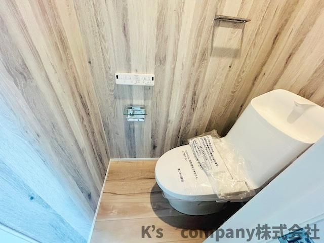 茅ヶ崎市円蔵2丁目　新築戸建　4号棟のトイレ|オシャレなアクセントクロスが採用されています☆