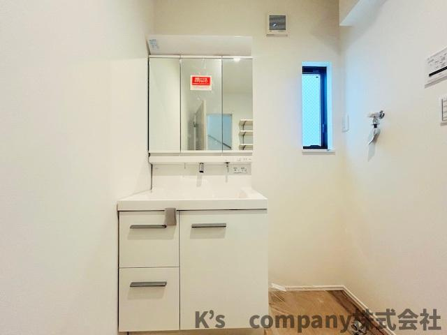茅ヶ崎市円蔵2丁目　新築戸建　4号棟の独立洗面台|三面鏡の内側には小物収納が充実しています◇