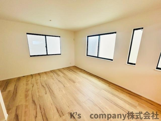 茅ヶ崎市円蔵2丁目　新築戸建　4号棟の居間・リビング|リビングスペースにはリビング階段があり、ご家族とのコミュニケーションが取りやすい間取りです◇