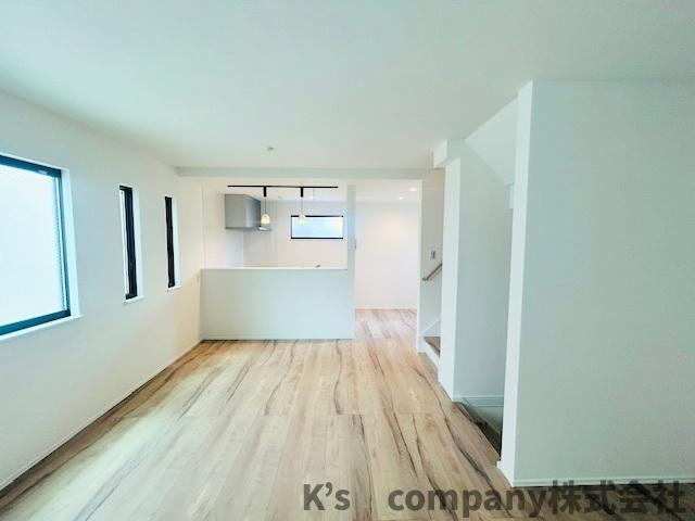 茅ヶ崎市円蔵2丁目　新築戸建　4号棟の居間・リビング|南向きのリビングは16.4帖で窓からの明るい日差しが沢山降り注ぐ明るい憩いの空間♪