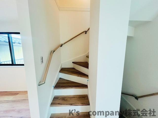 茅ヶ崎市円蔵2丁目　新築戸建　4号棟の内装|手すり付きの階段◇
