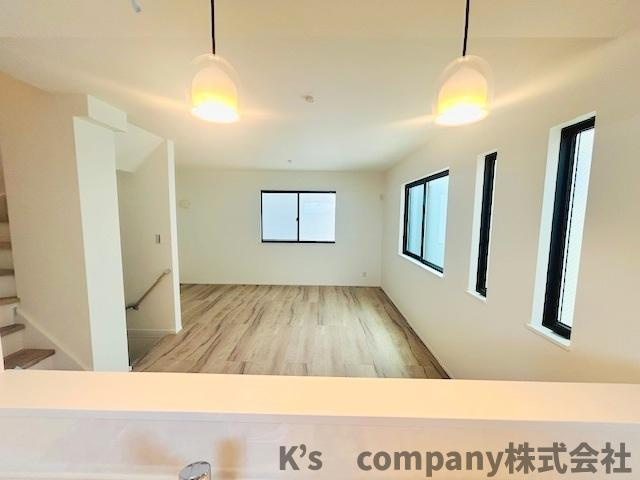 茅ヶ崎市円蔵2丁目　新築戸建　4号棟のダイニング|キッチンから見たリビングスペース◇