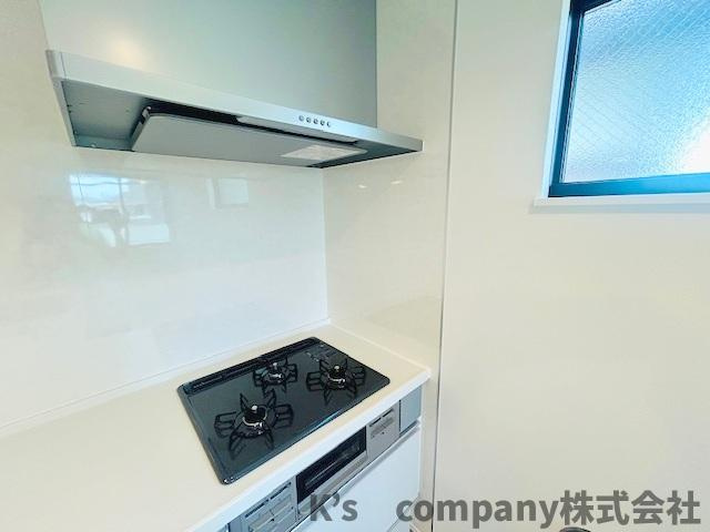 茅ヶ崎市円蔵2丁目　新築戸建　4号棟のキッチン|三口ガスコンロでお料理の幅が広がります◇