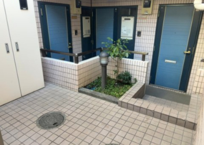 【庭】 | スカイコート矢部第２ | 物件によっては、入居者が個人的に使用できる専用庭がついているものもあります。また、住宅の中にある土間の部分を庭と呼ぶこともあります。庭の用途は住む人によって変わり、それによってデザインもさまざまです。