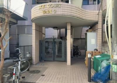 【エントランス】 | スカイコート矢部第２ | マンションのエントランスには、もともと風よけや防犯の役割がありますが、マンションによって宅配ボックスなどの設備が備わっている所もあります。日々の生活をイメージしながら生活しやすさをチェックしましょう。
