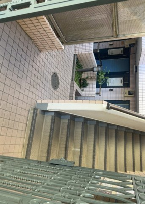 【ロビー】 | スカイコート矢部第２ | ラウンジは、マンションの共用スペースに椅子やテーブルなどを配置した利用者が寛げる空間です。屋内型ラウンジと屋外型ラウンジがあります。共用部分の管理状況と合わせて、詳細については現地でご確認ください。