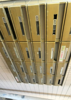 【設備】 | スカイコート矢部第２ | エントランス付近に設置されている集合ポストは、住んでいる部屋と離れているため、ポストをあさるなど誰かに何かされていても被害に気づきにくいです。入居する時には他人に特定されにくい番号で鍵をかけましょう！