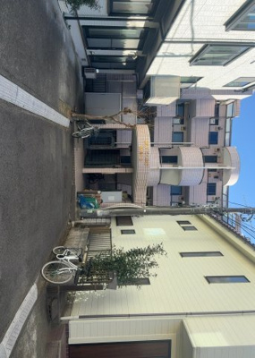 【外観】 | スカイコート矢部第２ | 隣家の土地はどうなっているのか、生活利便施設が近くにあるのか、学校まで近いかなど、お客様のライフスタイルにあわせたイメージが重要です。また、近くにあると困る施設が近くにないかも確認するといいでしょう。