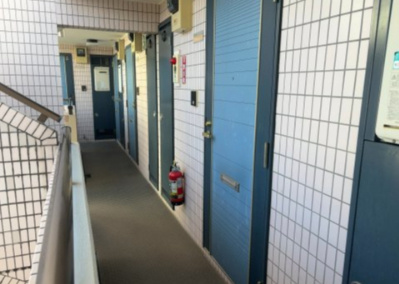 【玄関】 | スカイコート矢部第２ | 玄関は家の顔でもあり、家族以外の目にも止まる場所です。玄関は外との間を仕切る扉、靴などをしまっておく収納スペース、靴脱ぎのたたきスペース、来客とのやり取りをするドアホンなど複数のアイテムからなります。