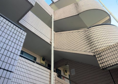 【バルコニー】 | スカイコート矢部第２ | 一般的なバルコニーは、奥行1.5ｍ程ですが、ワイルドバルコニーは2ｍまで広がっています。そのため洗濯物の間隔をあけ干すことができ、乾きやすいというメリットや、ガーデニングが楽しめる等の特徴があります。