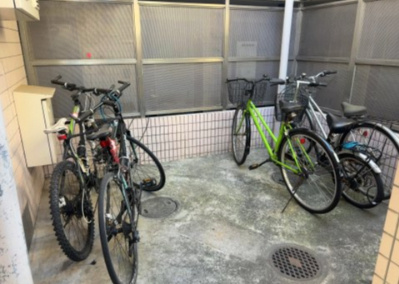 【駐車場】 | スカイコート矢部第２ | 車一台あたりに必要なスペースは、標準サイズの普通自動車で横幅2m50cm、長さ5mは必要になります。ただし、乗降のことも考慮して横幅3m30cm、長さ5m50cmほどは確保できるところを選びましょう。