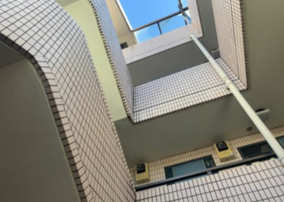 【駐車場】 | スカイコート矢部第２ | 駐車場と明記されていても、最小スペースでつくられた駐車場だと大型車は駐車できなかったり、出入りしにくくなったりする可能性があります。お車のサイズと購入したい物件の駐車場のサイズを現地で確認しましょう。