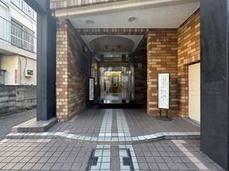 【エントランス】 | オートロックを備えた、マンションのエントランス。やはりセキュリティの観点は欠かすことができません。皆様を“安全”に送り出し、出迎えてくれます。～即日のご見学可能～　お問合せはお気軽にどうぞ。