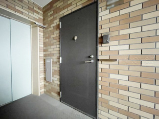 【その他共用部分】 | 皆様をお迎えする、お部屋の玄関ドア。開けやすさや開放角度、ドアノブの操作しやすさや鍵の形状などを、現地で一度ご確認ください。～即日のご見学可能～　お問合せはお気軽にどうぞ。