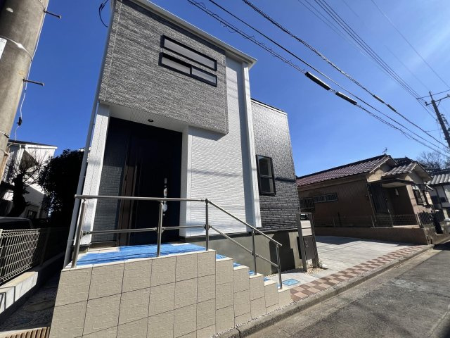 入間郡三芳町大字上富の新築一戸建の外観|玄関にはベビーカーなどの収納もできるシューズインクロークがあり、便利です。
家事もはかどる広い洗面室も魅力的♪