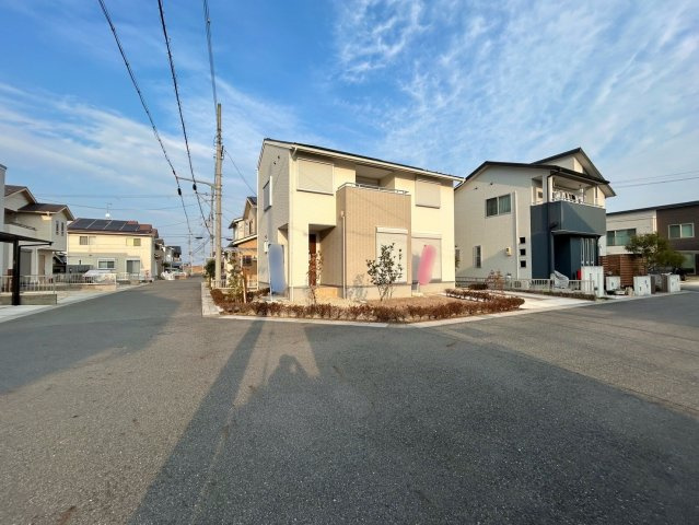 守山市川田町D-1号地　新築戸建ての前面道路含む現地写真