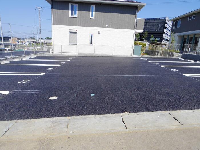 コーポファミーユM・N・Oの駐車場