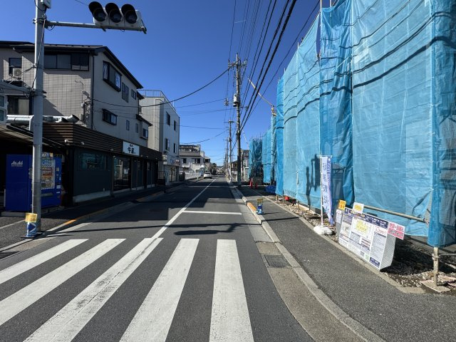 葛飾区水元２丁目新築戸建【水元小学校：10分】の前面道路含む現地写真|南側前面道路・幅員約9ｍ