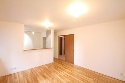 【居間・リビング】 | 三郷市早稲田7丁目中古 | 14帖のリビング