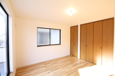 【洋室】 | 三郷市早稲田7丁目中古 | 8帖の洋室で収納が大きいです