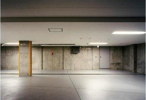 本町２　戸建の駐車場|☆地下駐車場完備！8台駐車可能