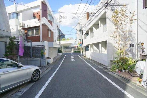 本町２　戸建の前面道路含む現地写真|東側　公道　幅員約5.4m
南側　通路有（神田川沿い）