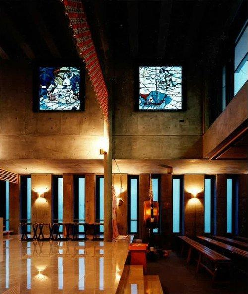 本町２　戸建の内装|ステンドグラスからは陽の光が差し込みます☆教会のような美しい設計です