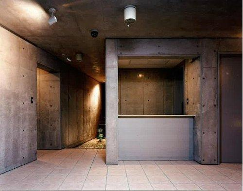 本町２　戸建のエントランス|☆コンクリート壁が存在感を成す重厚な設計