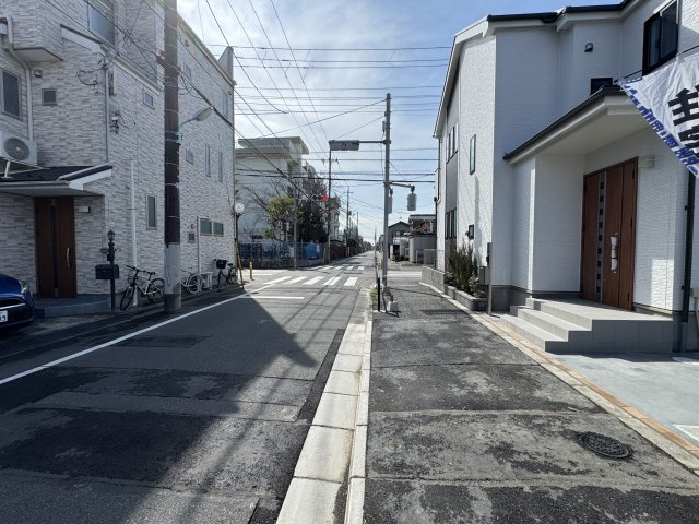 葛飾区水元２丁目新築戸建【水元小学校：10分】の前面道路含む現地写真|東側前面道路・幅員約8ｍ