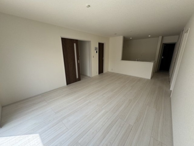 【居間・リビング】 | リーブルガーデン．Ｓ　深谷小前田第４　 | 10号棟現地リビング（2025年04月15日）撮影