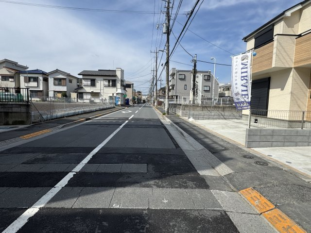 葛飾区水元２丁目新築戸建【水元小学校：10分】の前面道路含む現地写真|南側前面道路・幅員約9ｍ