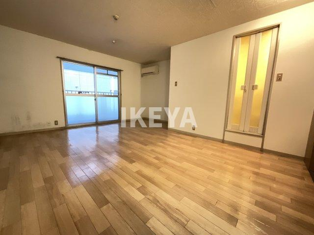 新納ビルの居間・リビング