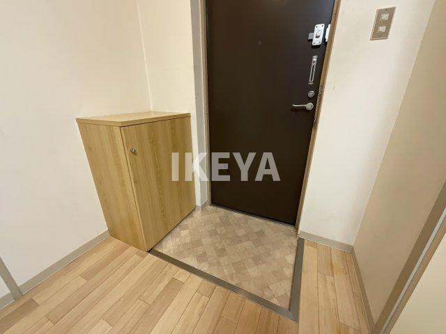 新納ビルの玄関