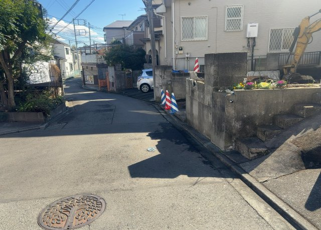 【外観】 | 土地の形が極端に長細かったり、狭小地、あるいは道路との高低差がある傾斜地だった場合、後々売ろうとしても買い手がつかない場合もあります。後々、売却することになった時に価値の下がらない土地を選びましょう。