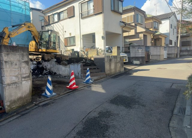 【外観】 | 土地を買う際、住む地域の自治体や福祉の補助制度にも注目してみましょう。子供や老人の医療補助やゴミ出しのルールなど、自治体によってルールに大きな違いがあるため、暮らしやすい土地で判断するとよいでしょう。