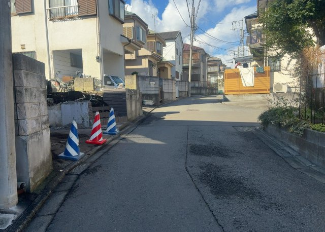 【外観】 | 土地の前の道路に消火栓が設置されていることがあります。この場合、道路交通法第45条第1項により、駐車禁止の場所が指定されています。そのため、車庫などの駐車スペースをつくることができない場合があります。