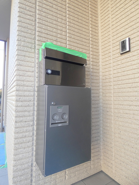 テラス桜ヶ丘Aのその他共用部分|★玄関前にはメールBOX＆不在時にお荷物が受け取れる宅配BOXもあります★