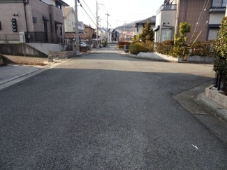 【前面道路含む現地写真】 | 川西市南野坂2丁目38-1　中古一戸建て
