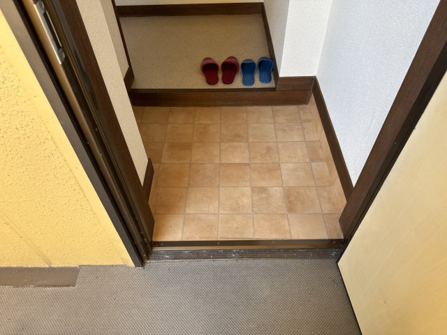 フジイビルの玄関