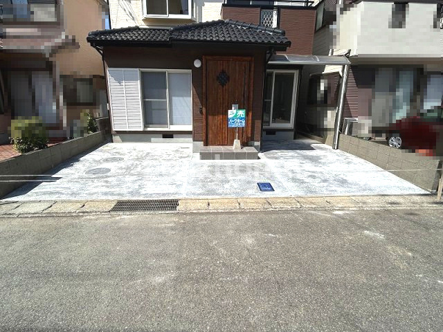 高知市神田　中古住宅の駐車場