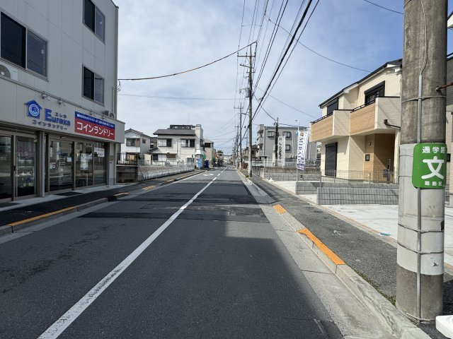葛飾区水元２丁目新築戸建【水元小学校：10分】の前面道路含む現地写真|南側前面道路・幅員約9ｍ