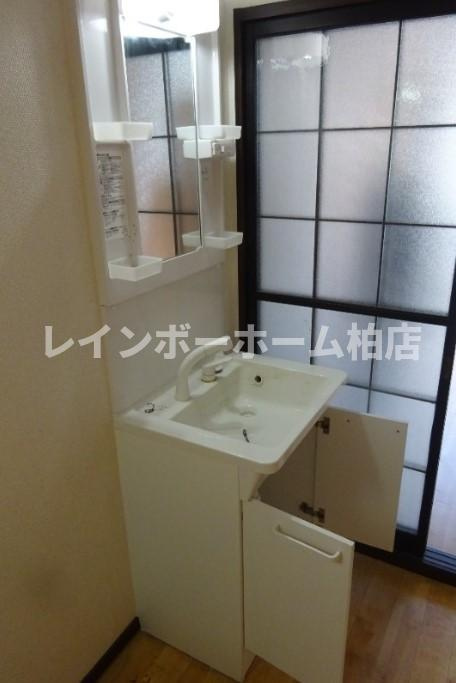 担当エリアのルームアドバイザーが直接対応いたしますの洗面所|明るい洗面所です