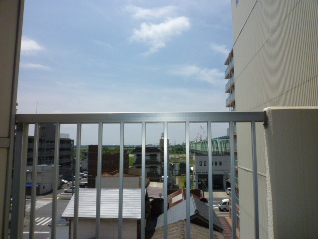 たかなかビルの玄関