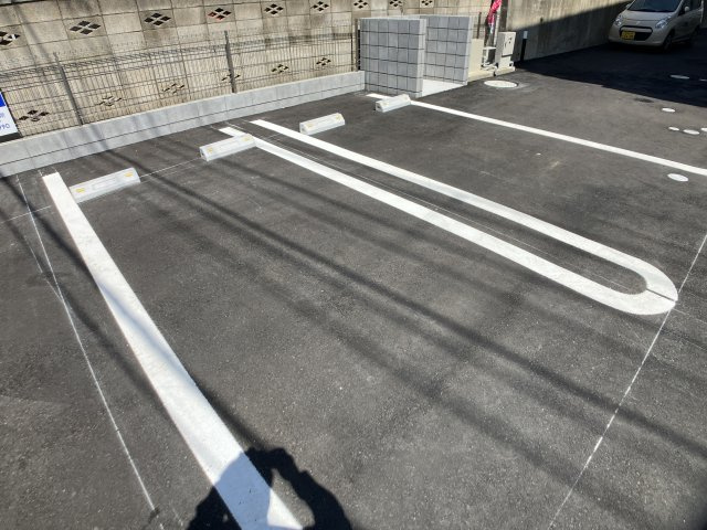 SKビル拾参番館の駐車場