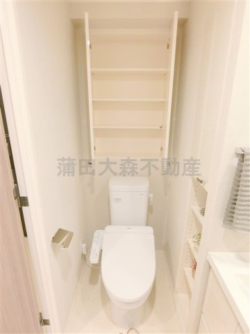 パークリュクス蒲田1丁目のトイレ|吊戸棚と温水洗浄便座付きのトイレ