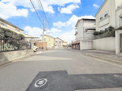【前面道路含む現地写真】 | ◇◆四季美台新築住宅◆◇ | ◆前面道路も幅員があり車の運転も安心！前面道路は閑静な住宅地。車通りの少ない道路です。お子様にも安心です。
